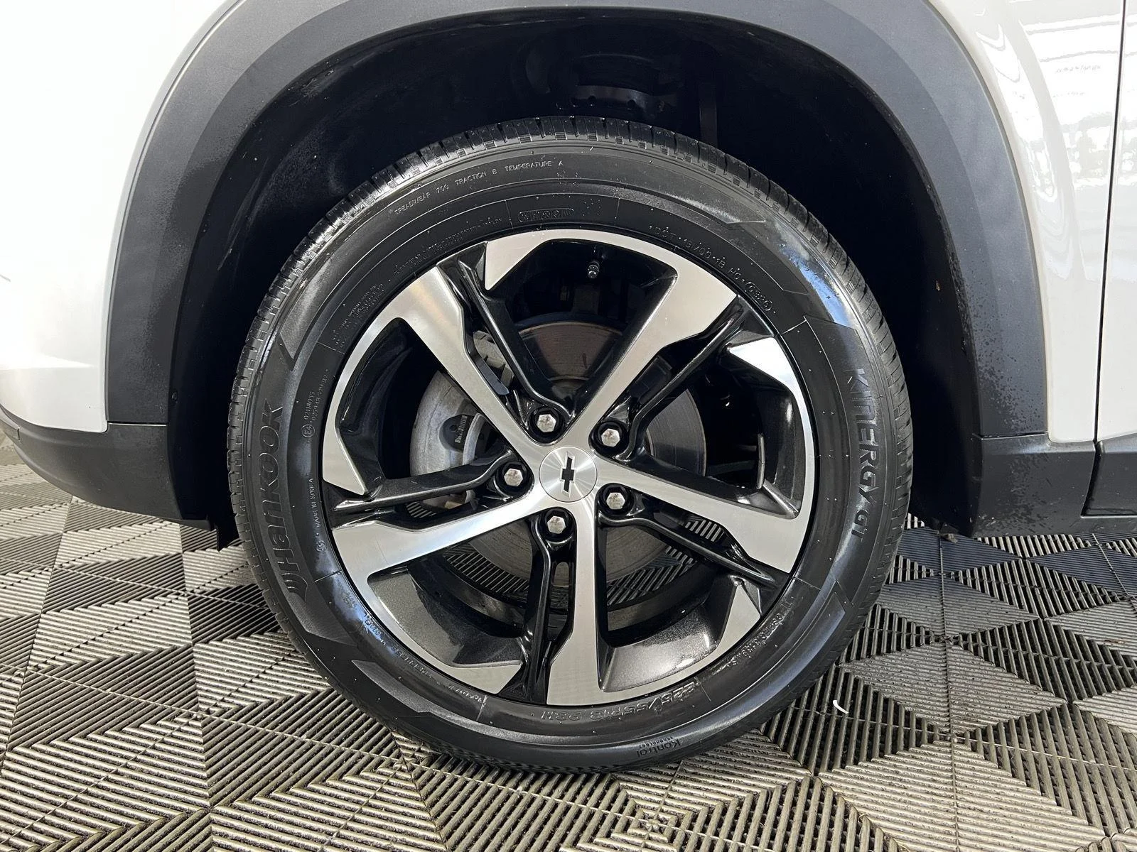 Used 2024 Summit White Chevrolet 1RS image 30