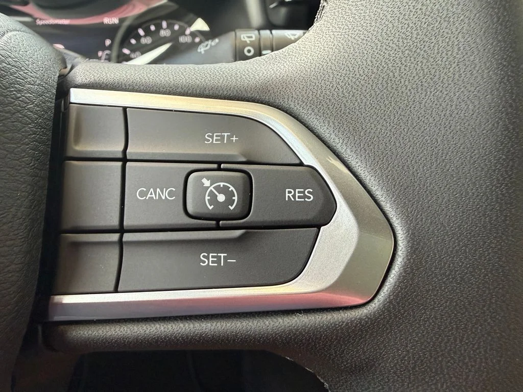 New 2026 Bright White Clear-Coat Exterior Paint Jeep Latitude image 17