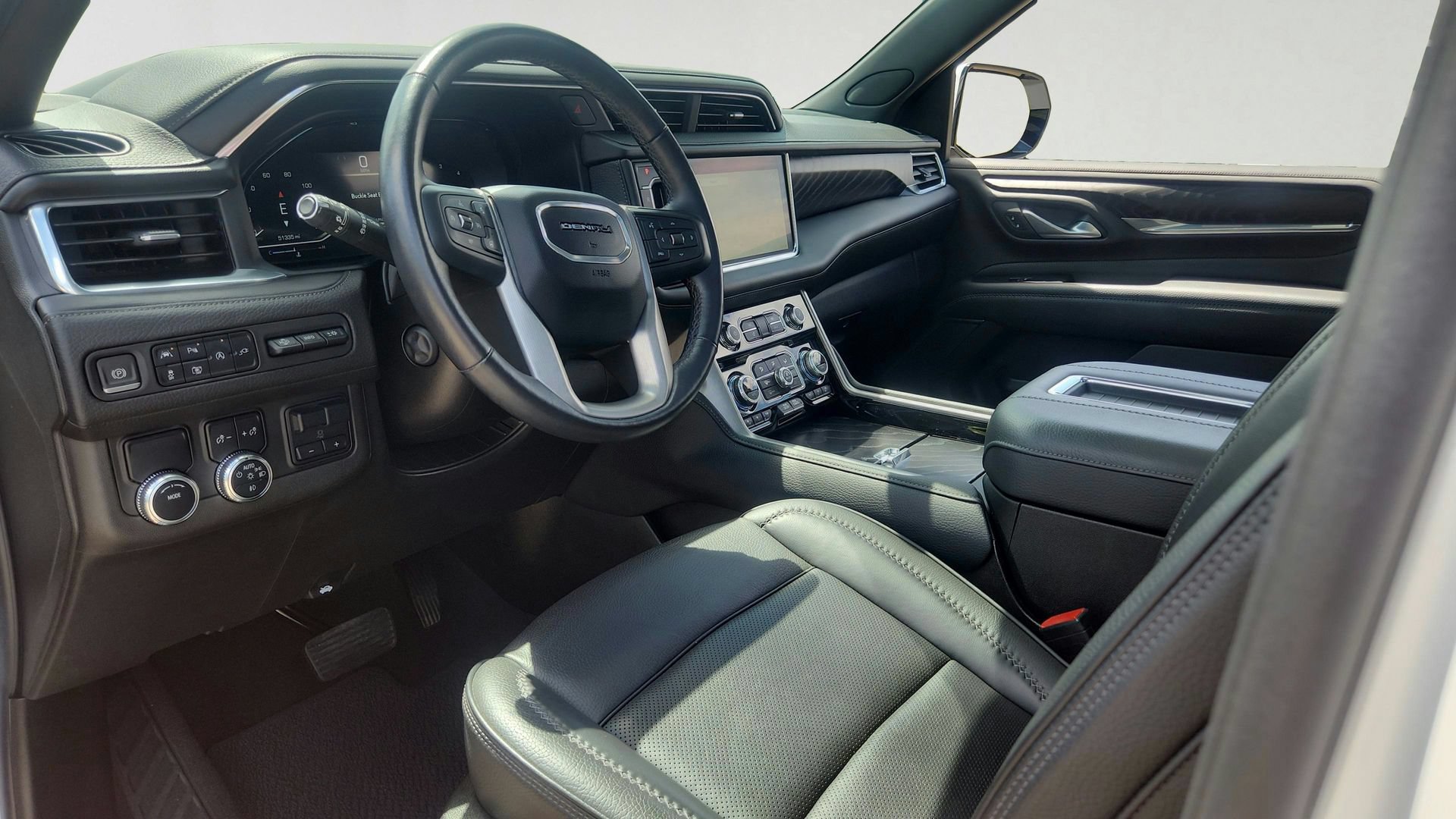 Used 2022 White Frost Tricoat GMC Denali image 9