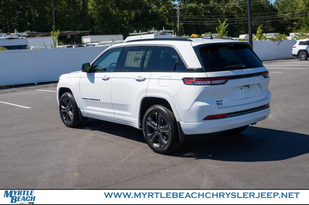 New 2027 Bright White Clear-Coat Paint Jeep Limited image 4