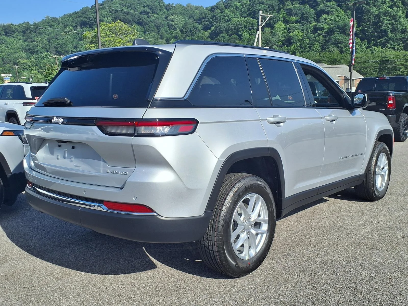 New 2026 Silver Zynith Exterior Paint Jeep Laredo X image 2