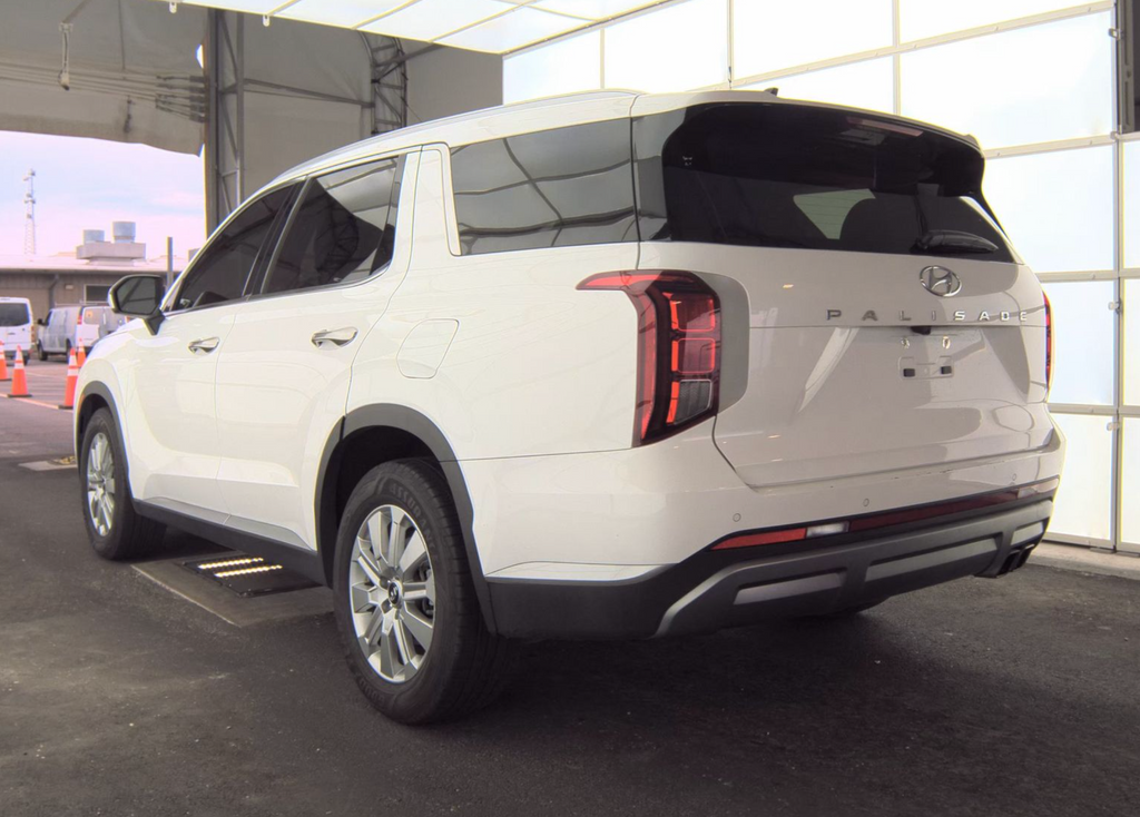 Used 2023 White Hyundai SEL image 3