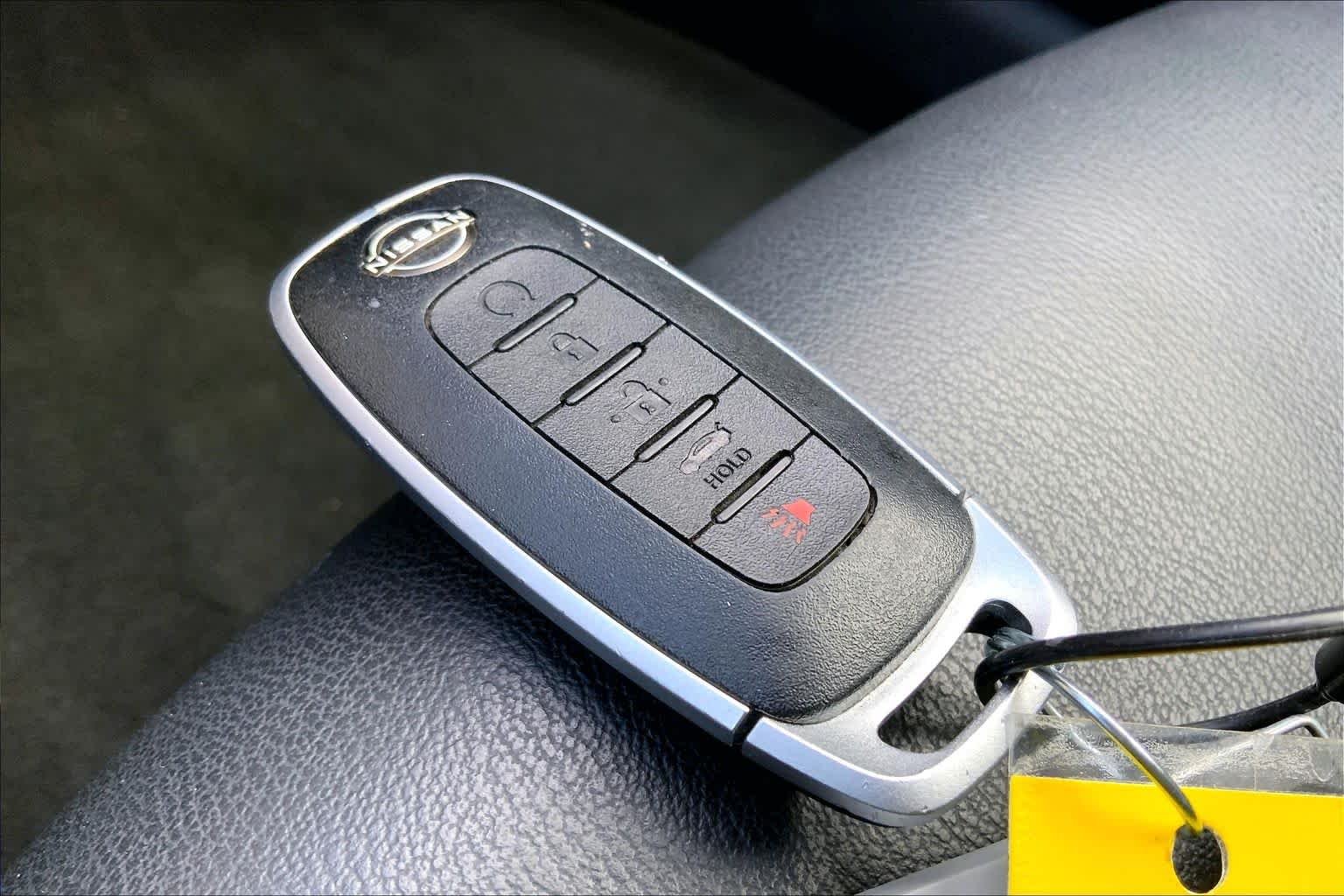 Used 2025 Aspen White Tricoat/Super Black Nissan SR image 15