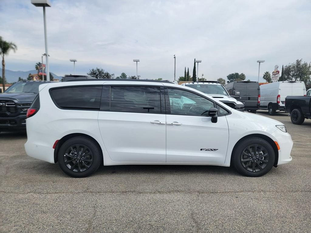 New 2025 Bright White Clear-Coat Exterior Paint Chrysler Select image 3