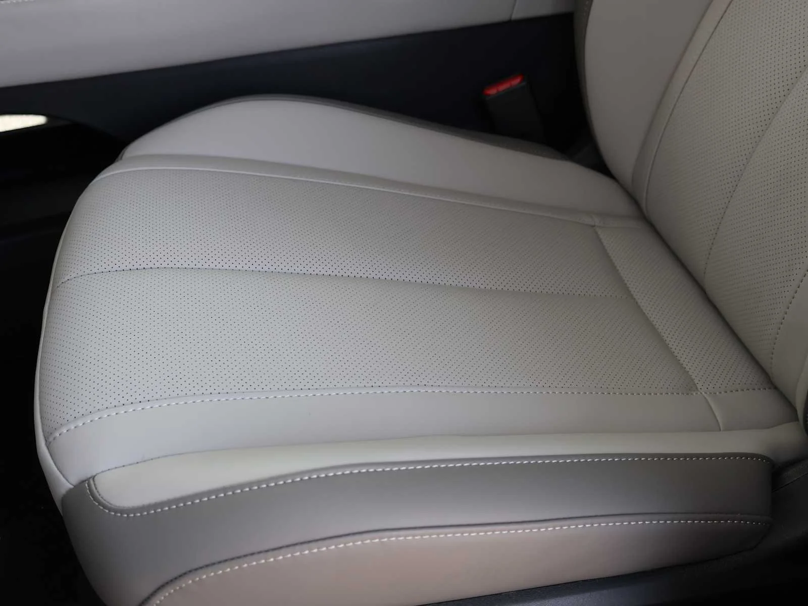 New 2027 RADIANT WHITE INFINITI Luxe FWD image 18