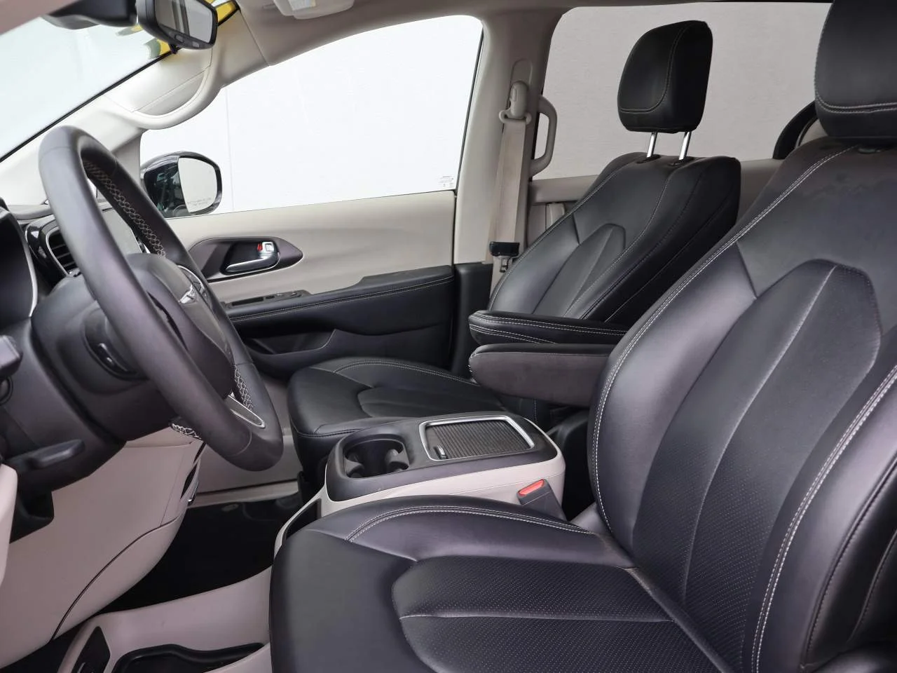 Used 2024 Bright White Clear Coat Chrysler Select image 9