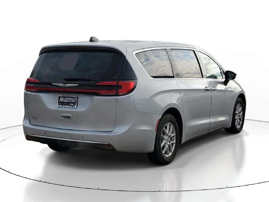Used 2024 Silver Chrysler Touring L image 3