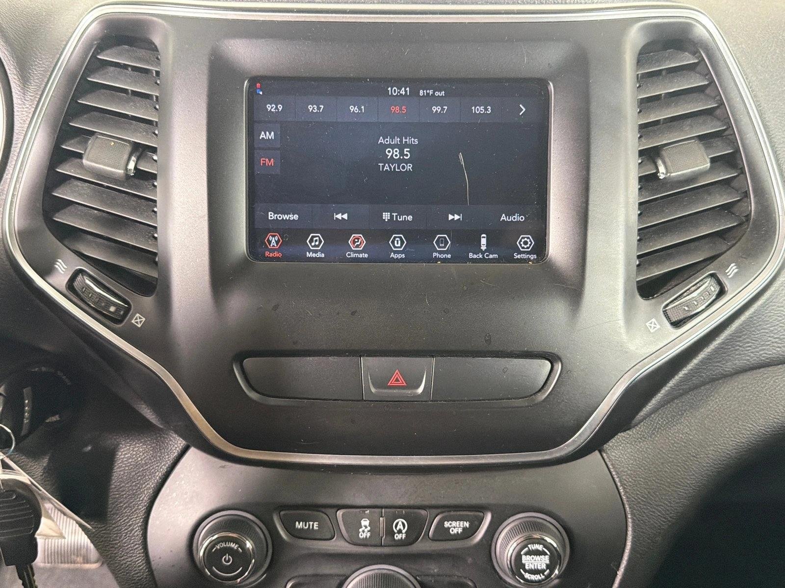 Used 2019 Bright White Clearcoat Jeep Latitude image 28