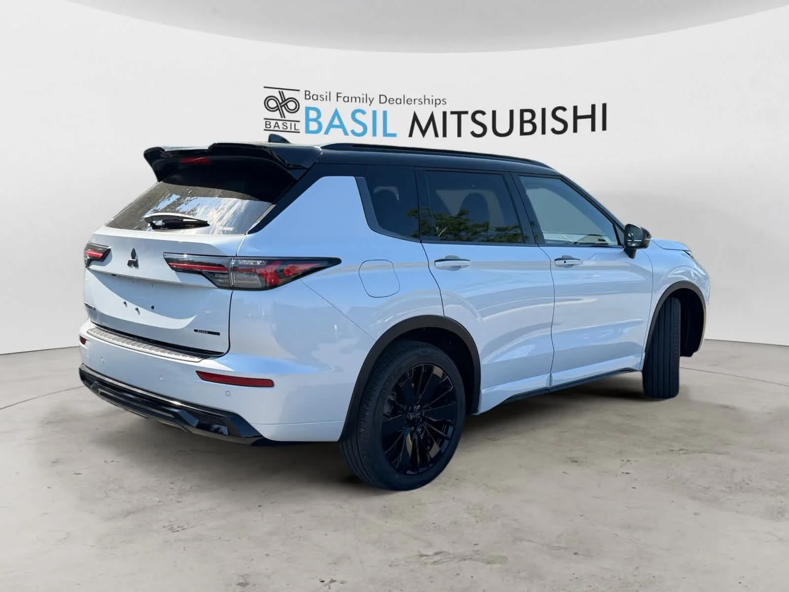 New 2026 White Diamond/Black Roof Mitsubishi Black Edition image 5