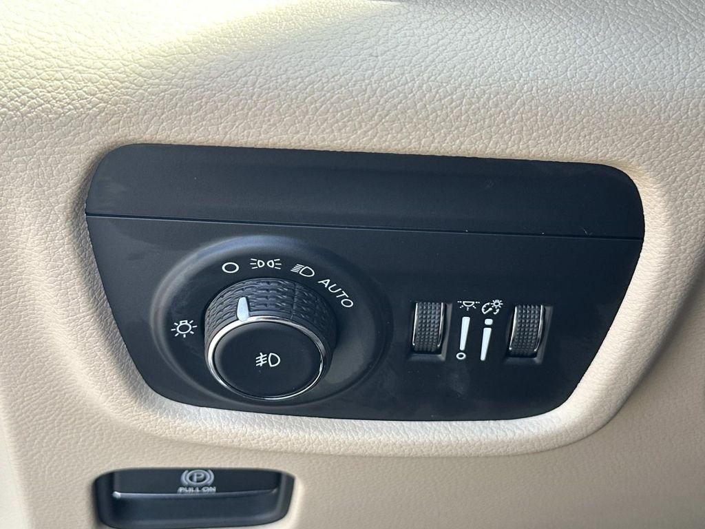 Used 2024 White Jeep Limited image 29
