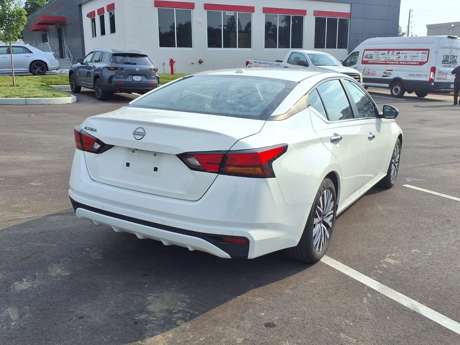 Used 2025 Glacier White Nissan SV image 4