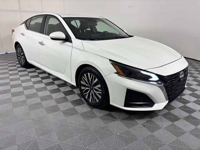 Used 2023 White Nissan 2.5 SV image 1