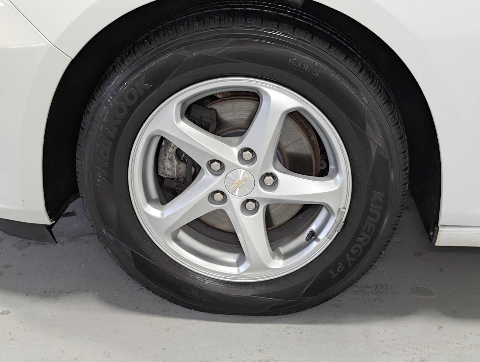 Used 2018 Summit White Chevrolet LS image 3