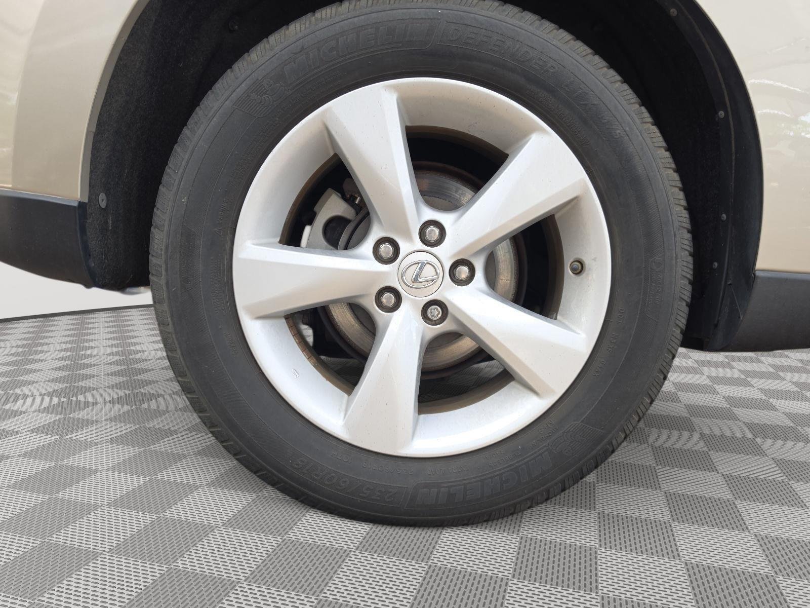 Used 2015 Satin Cashmere Metallic Lexus Base image 23