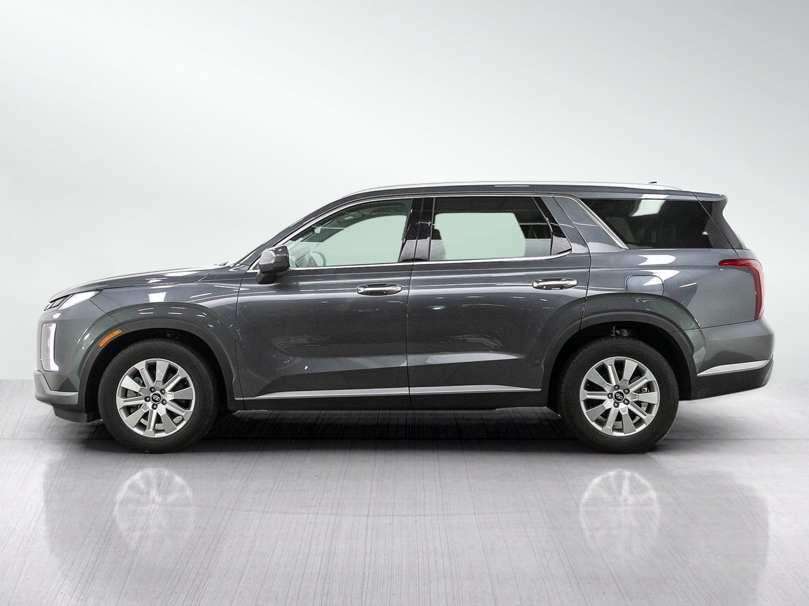 Used 2025 Steel Graphite Hyundai SEL AWD image 2