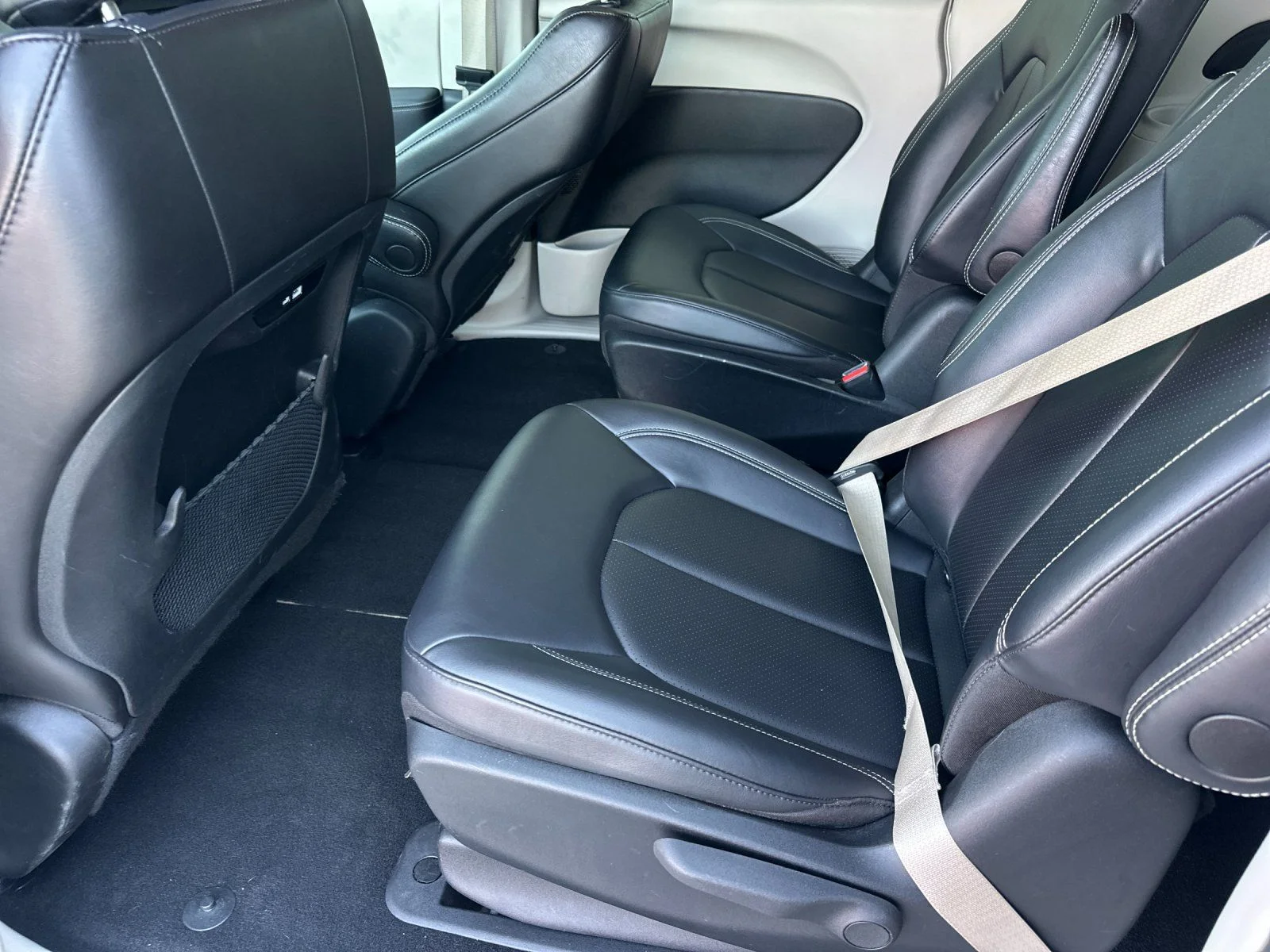 Used 2024 Silver Mist Clearcoat Chrysler Select image 11