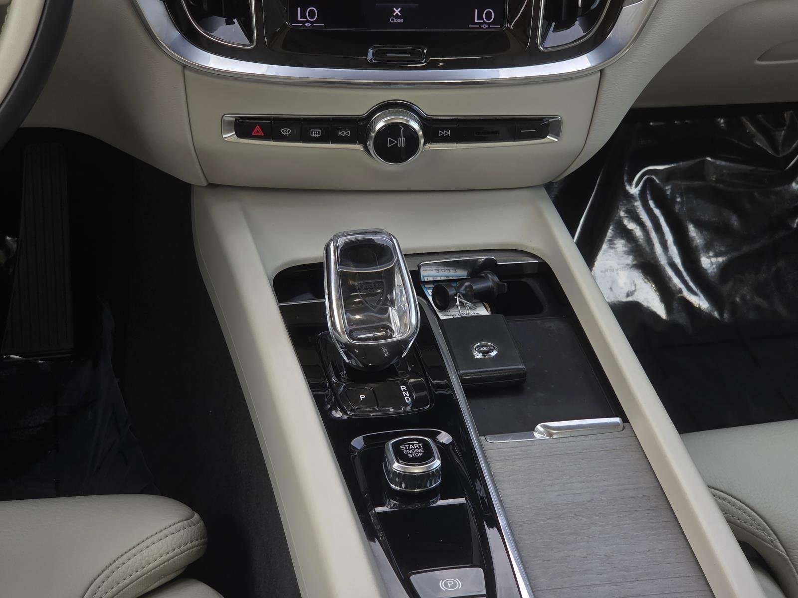 Used 2022 Crystal White Metallic Volvo Inscription image 15