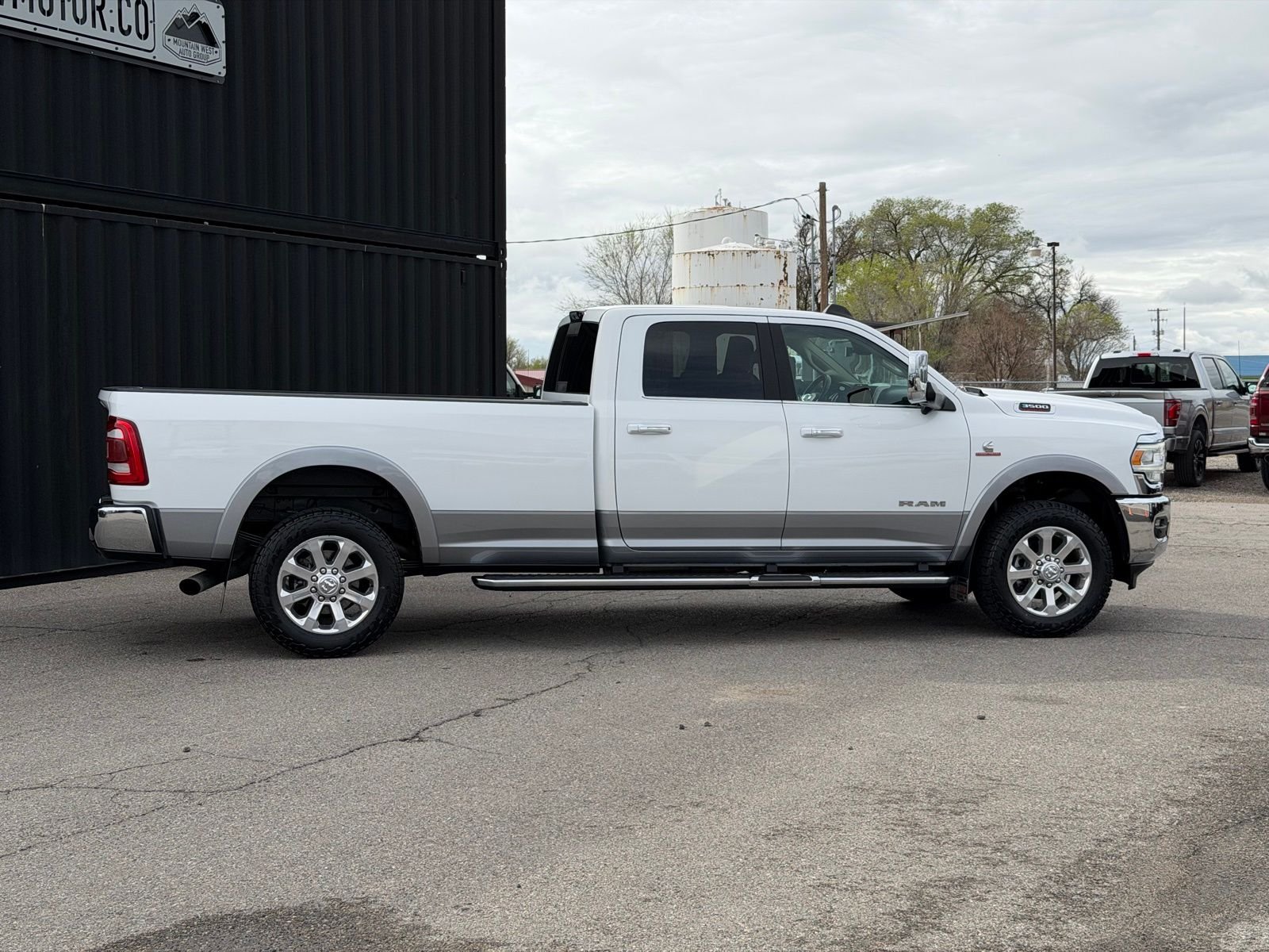 View vehicle photo 6