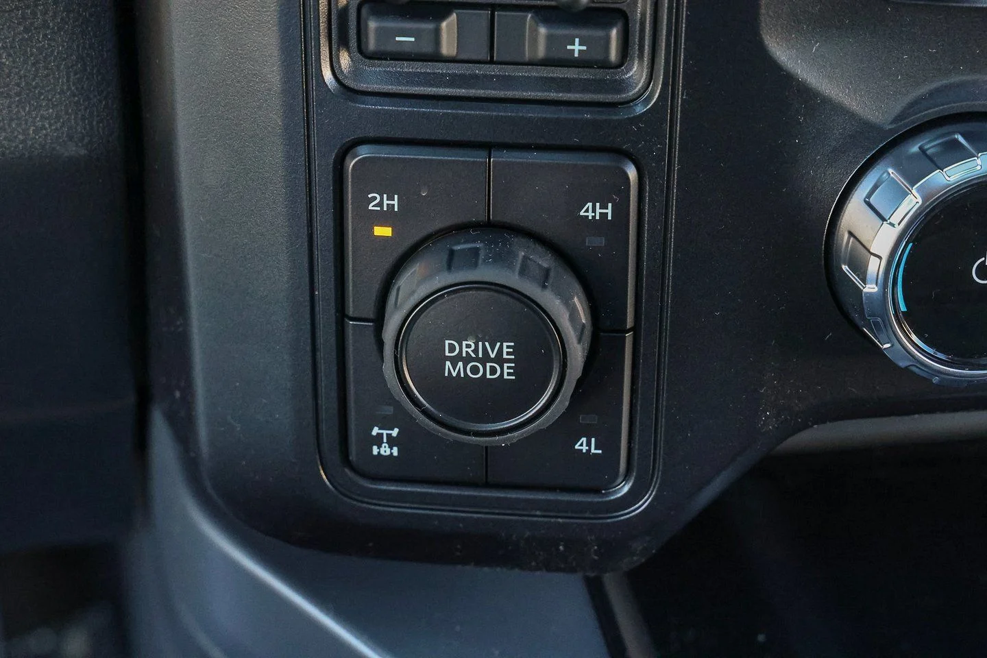 New 2026 Carbonized Gray Metallic Ford F-350® Lariat® image 28