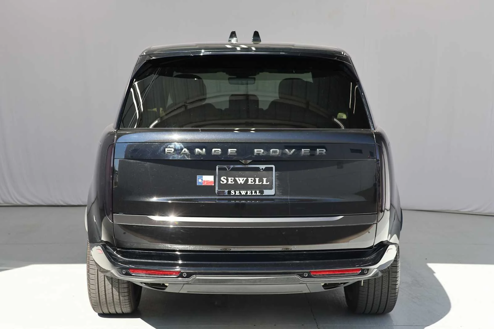 Used 2026 Santorini Black Metallic Land Rover SE image 3