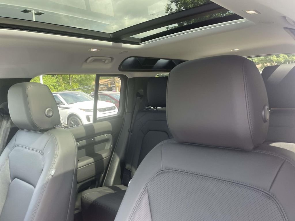 New 2026 Santorini Black Land Rover S image 15
