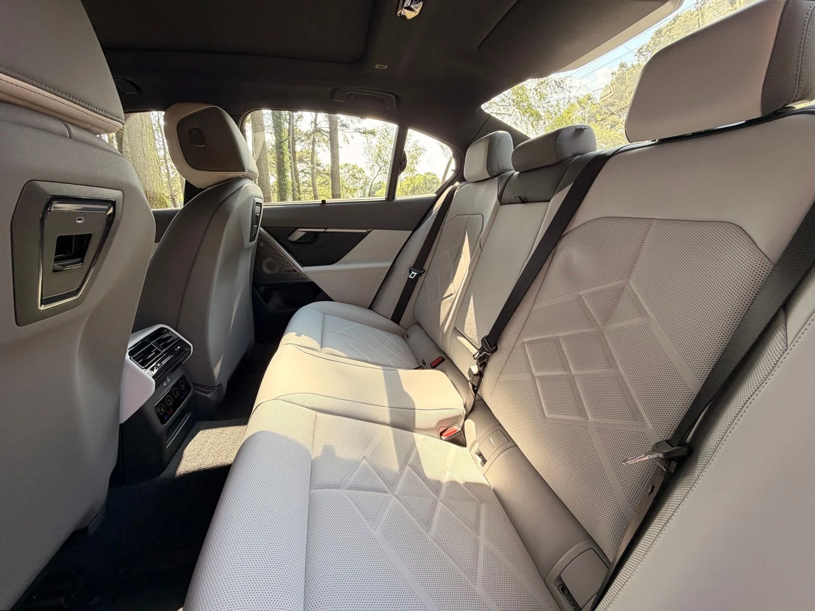 2026 BMW 5 Series 550e - Photo 13
