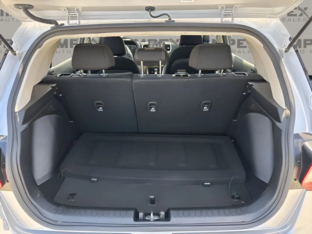 Used 2025 Silver Hyundai SEL image 27