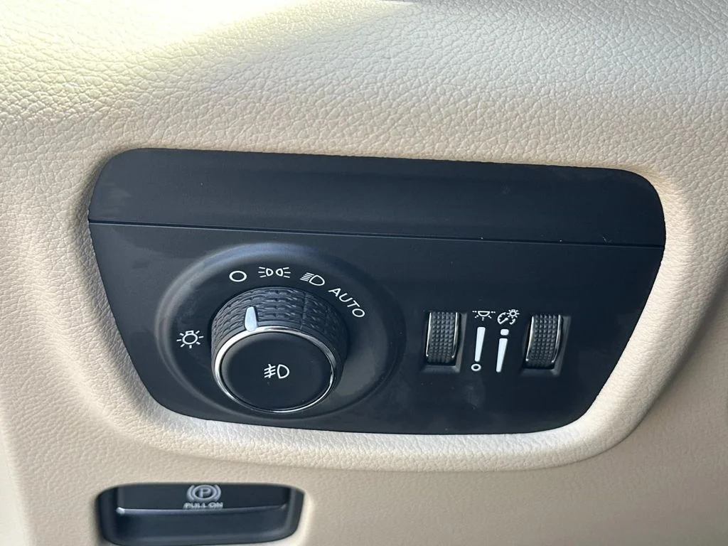 Used 2024 White Jeep Limited image 29