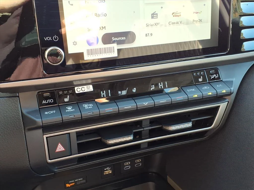 2026 Toyota Camry LE - Photo 6