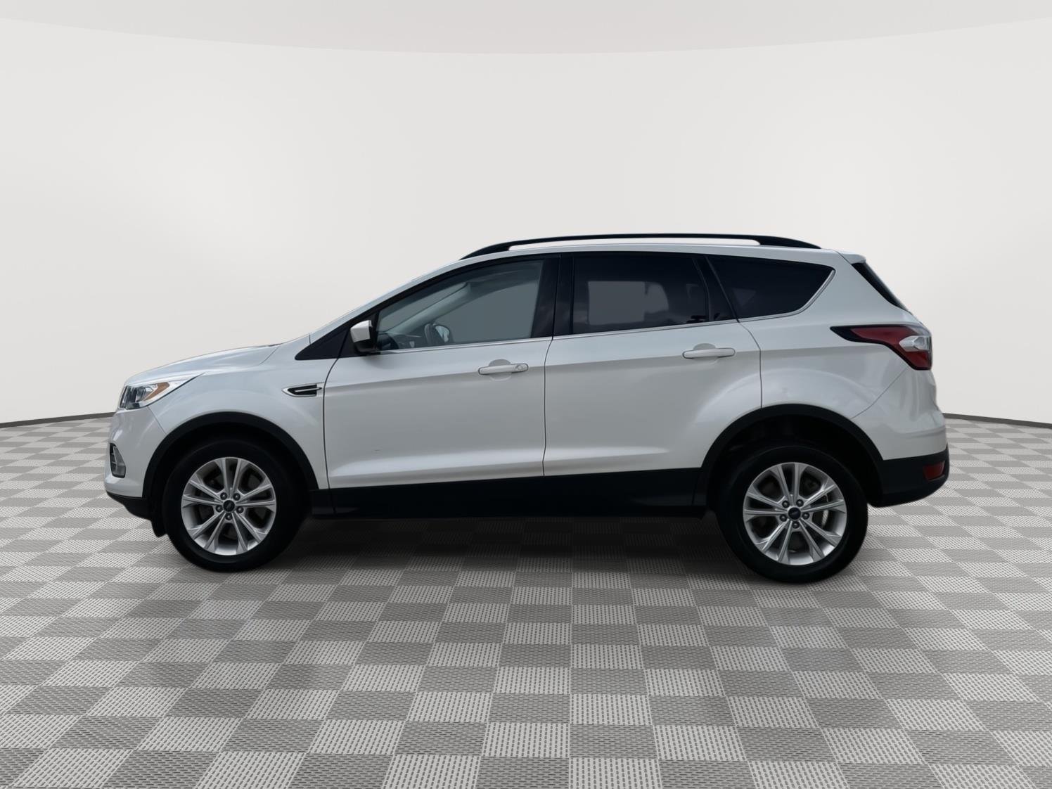 Used 2017 White Platinum Metallic Tri-Coat Ford SE image 3