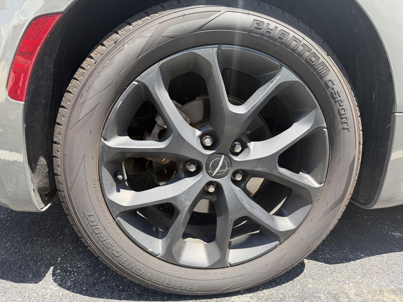 Used 2025 Ceramic Gray Clearcoat Chrysler Limited image 8