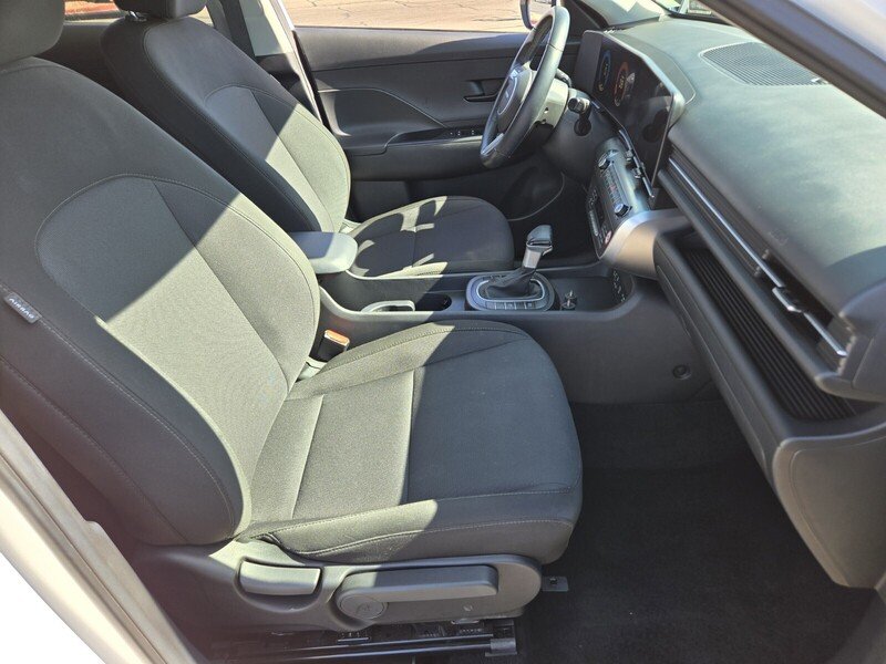 Used 2025 White HYUNDAI SEL FWD image 16