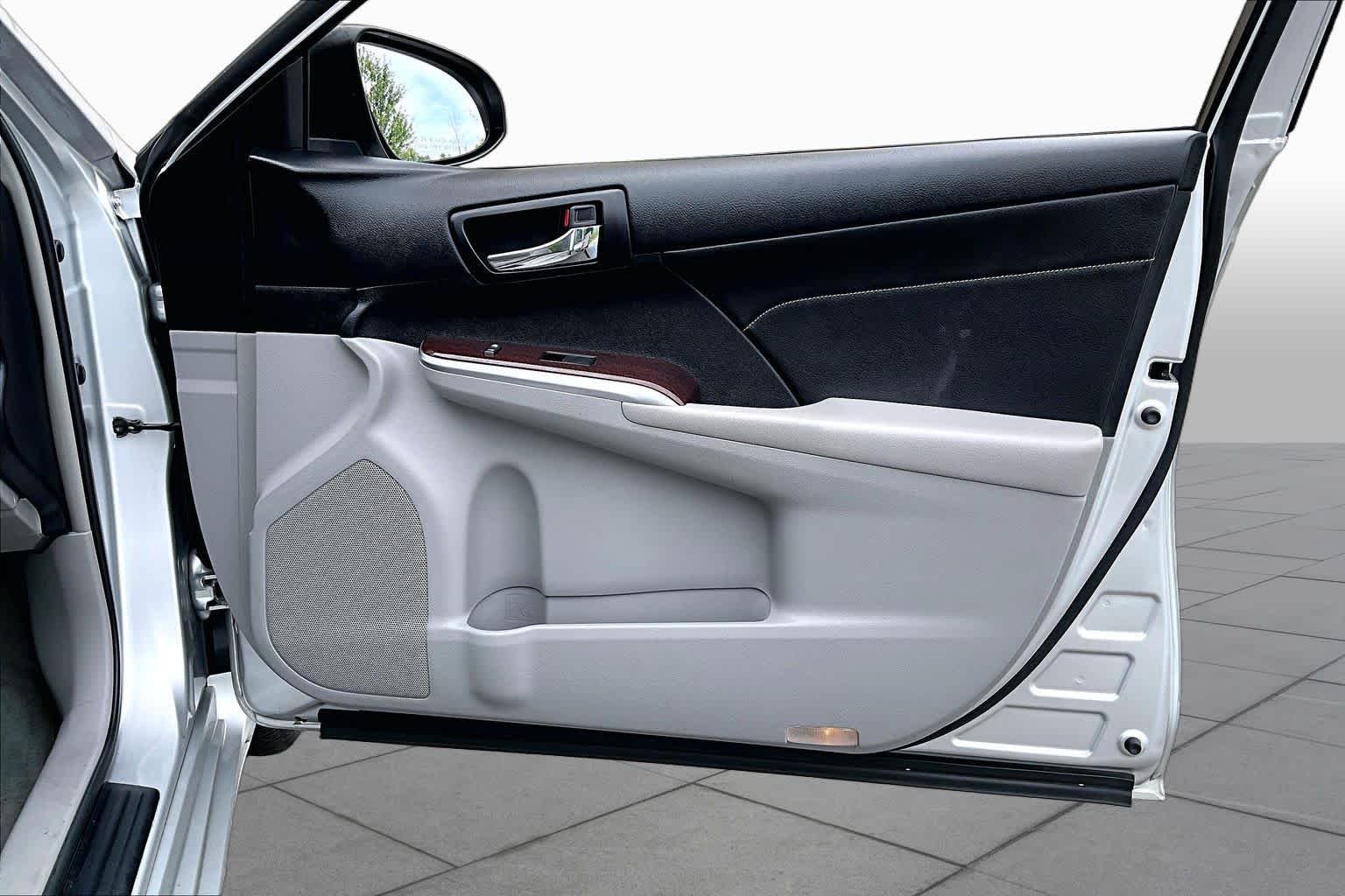 Used 2013 Classic Silver Metallic Toyota XLE image 23