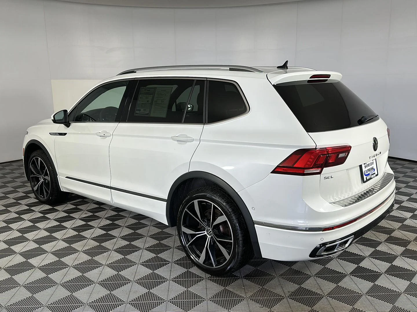 Used 2022 Oryx White Pearl Volkswagen SEL R-Line image 23
