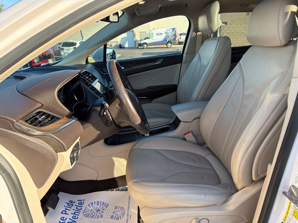 Used 2017 White Lincoln Reserve image 10