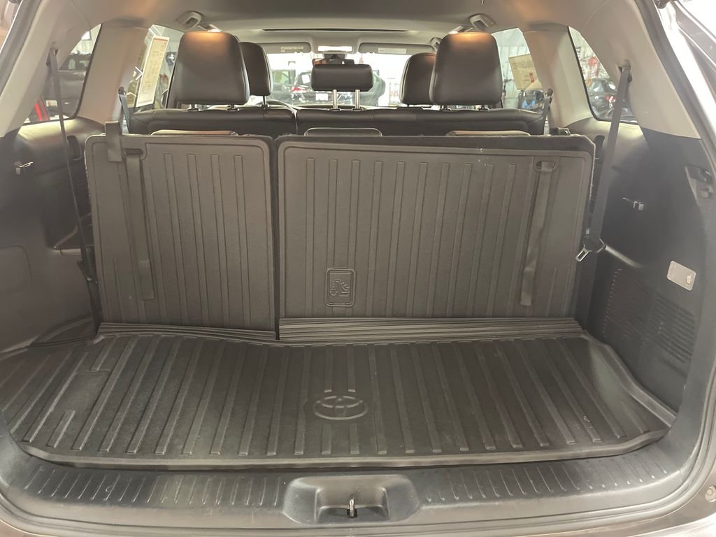 Used 2019 Gray Toyota XLE image 21