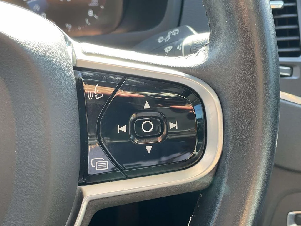 Used 2020 Bright Silver Metallic Volvo Momentum image 11