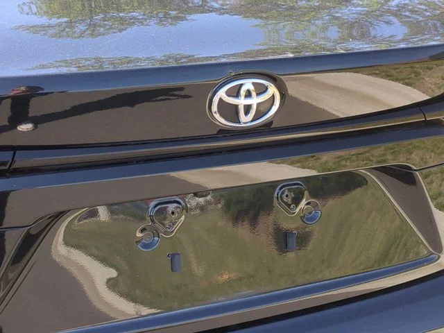 Used 2022 Black Toyota L image 22