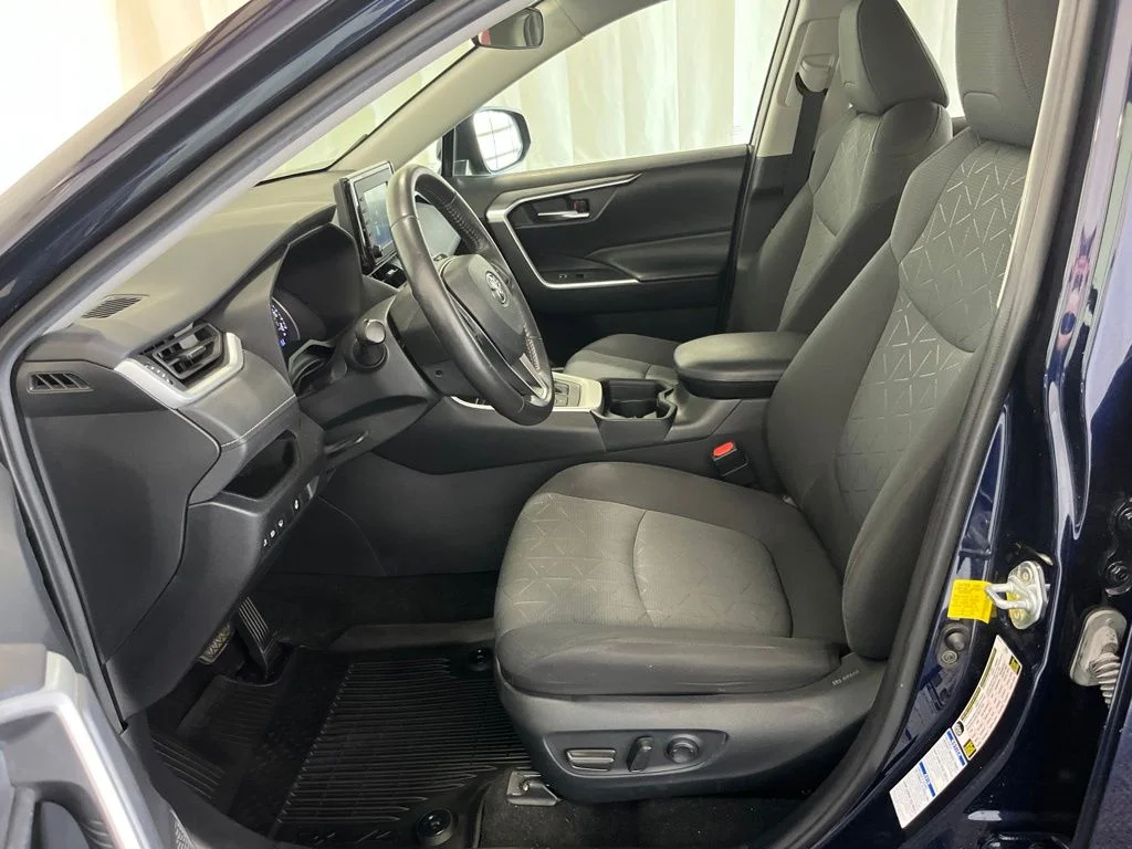 Used 2021  Toyota XLE image 3