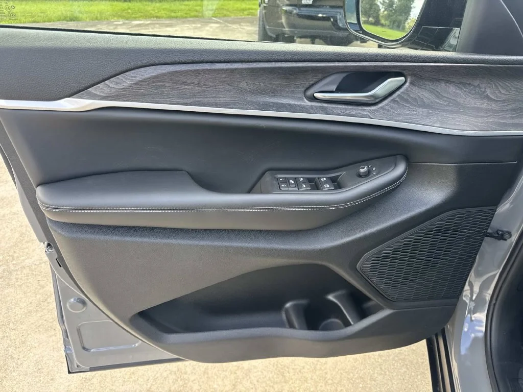 New 2027 Gray Jeep Laredo Altitude image 28
