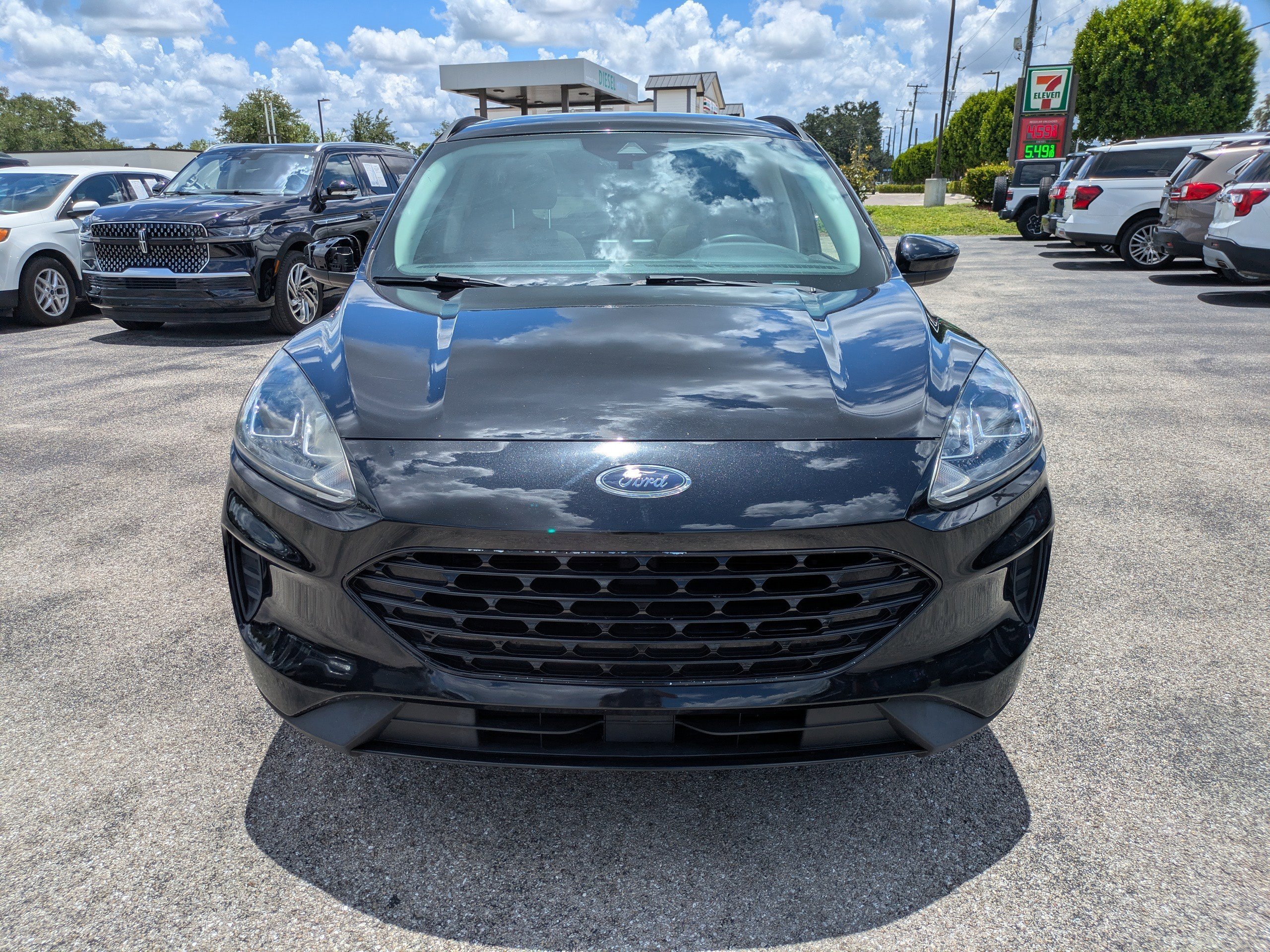 Used 2022  Ford SE image 9