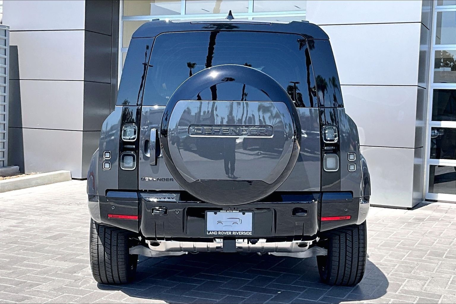 New 2026 Carpathian Grey Land Rover X-Dynamic SE image 4