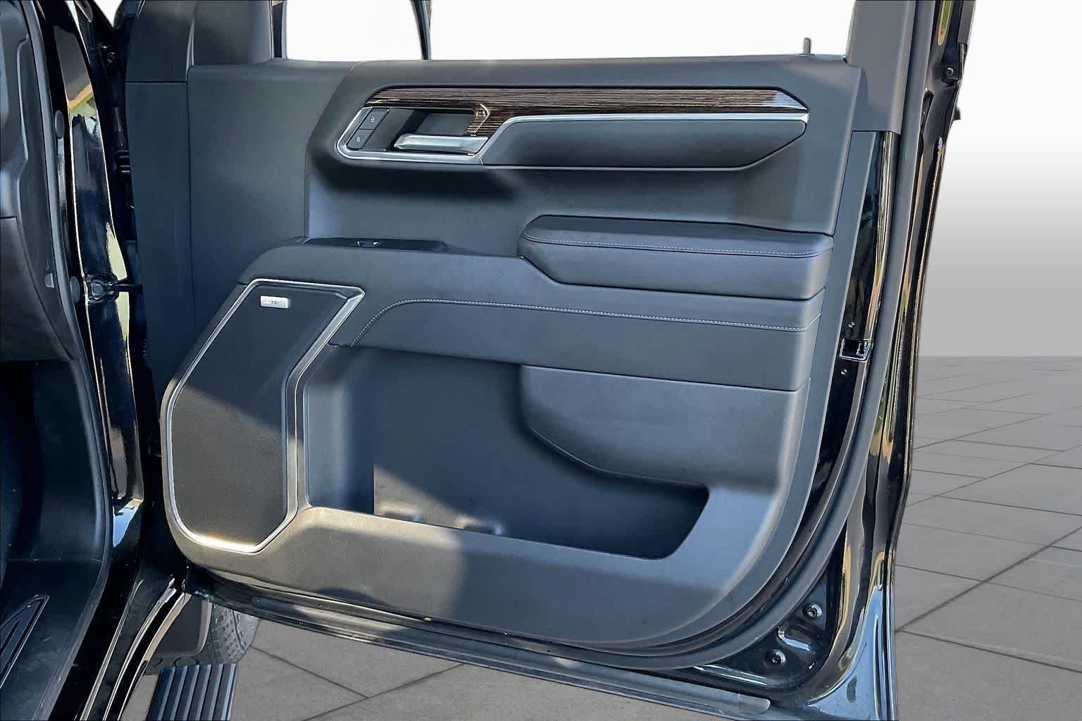 Used 2024 Onyx Black GMC Elevation image 19