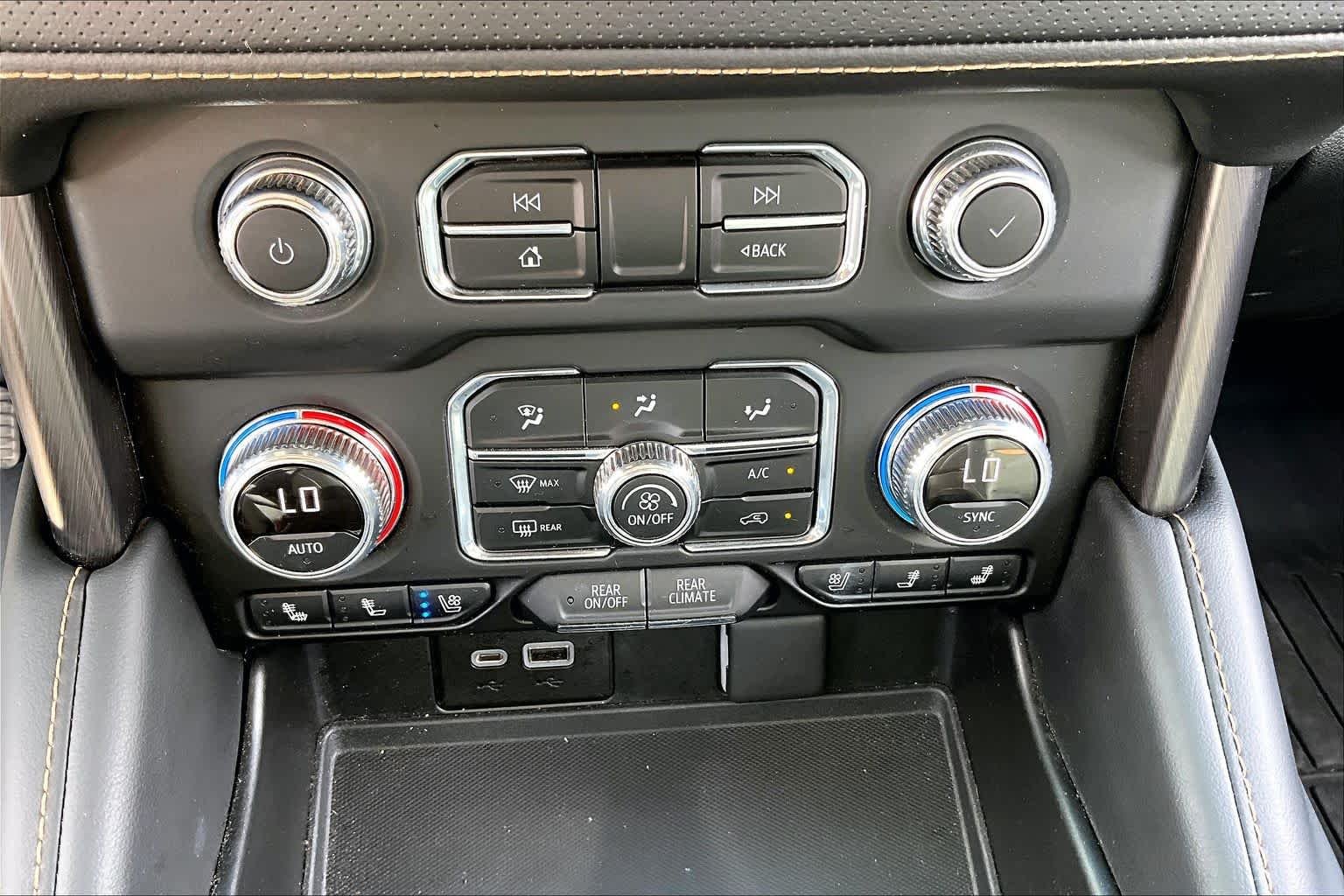 Used 2022 White Frost Tricoat GMC AT4 image 33