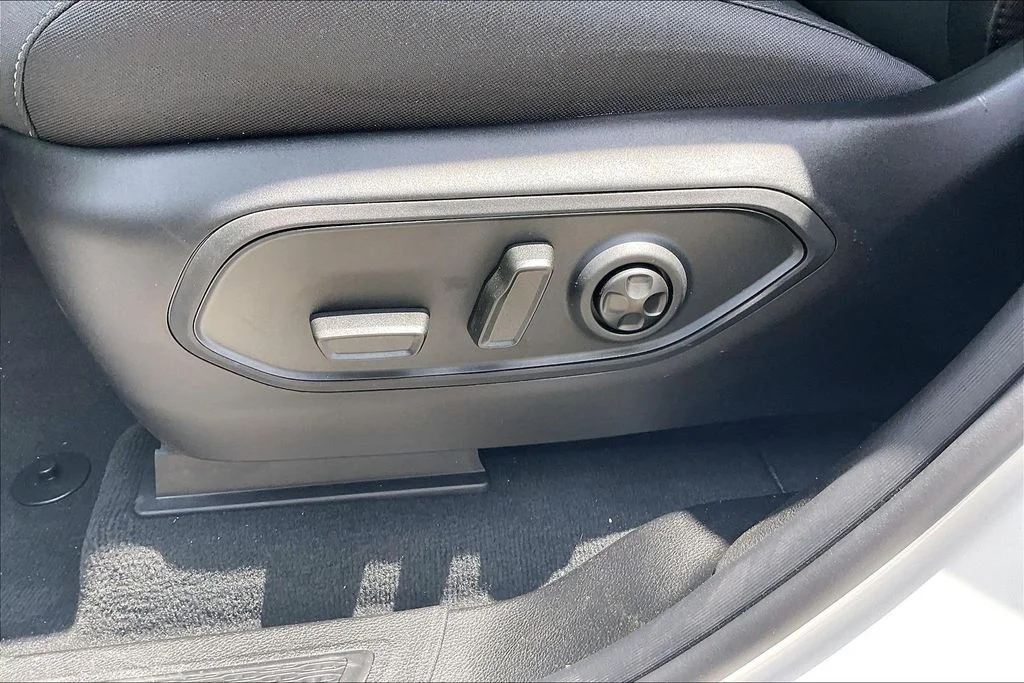 New 2026 Bright White Clear-Coat Exterior Paint Jeep Laredo X image 19