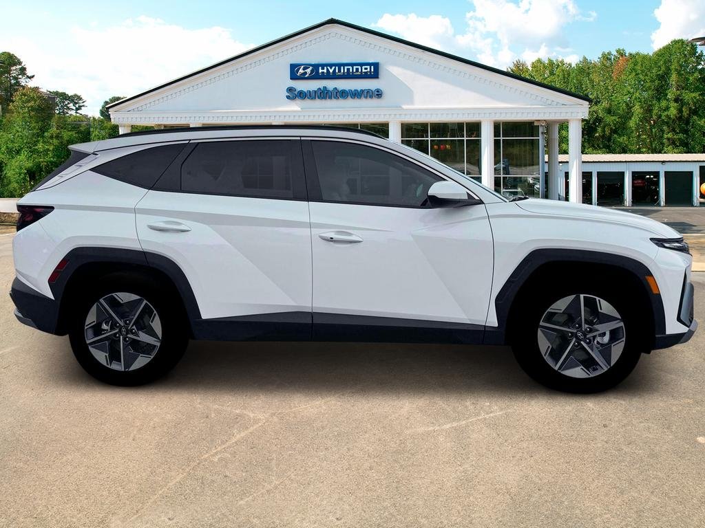New 2026 White Hyundai SEL FWD image 8