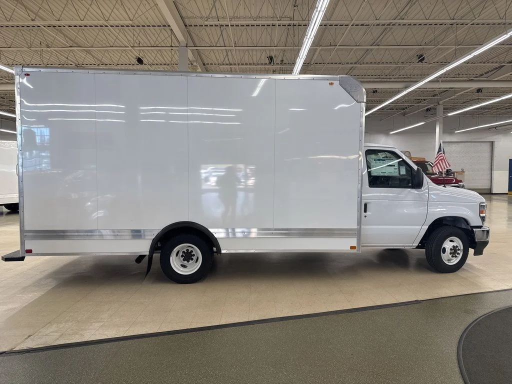 New 2025 Oxford White Ford E-350 SRW image 8
