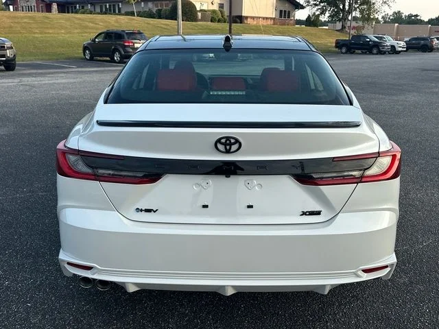 New 2026 Wind Chill Pearl with Midnight Black Metallic roof Toyota XSE image 4