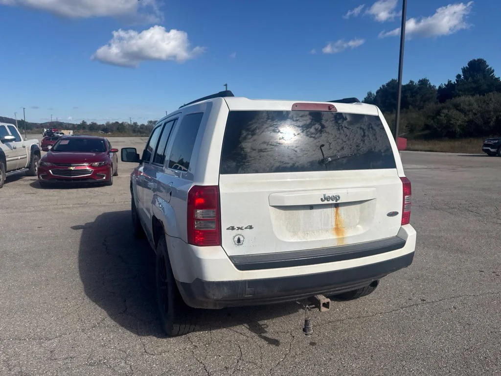 Used 2015 Bright White Clearcoat Jeep Sport image 22