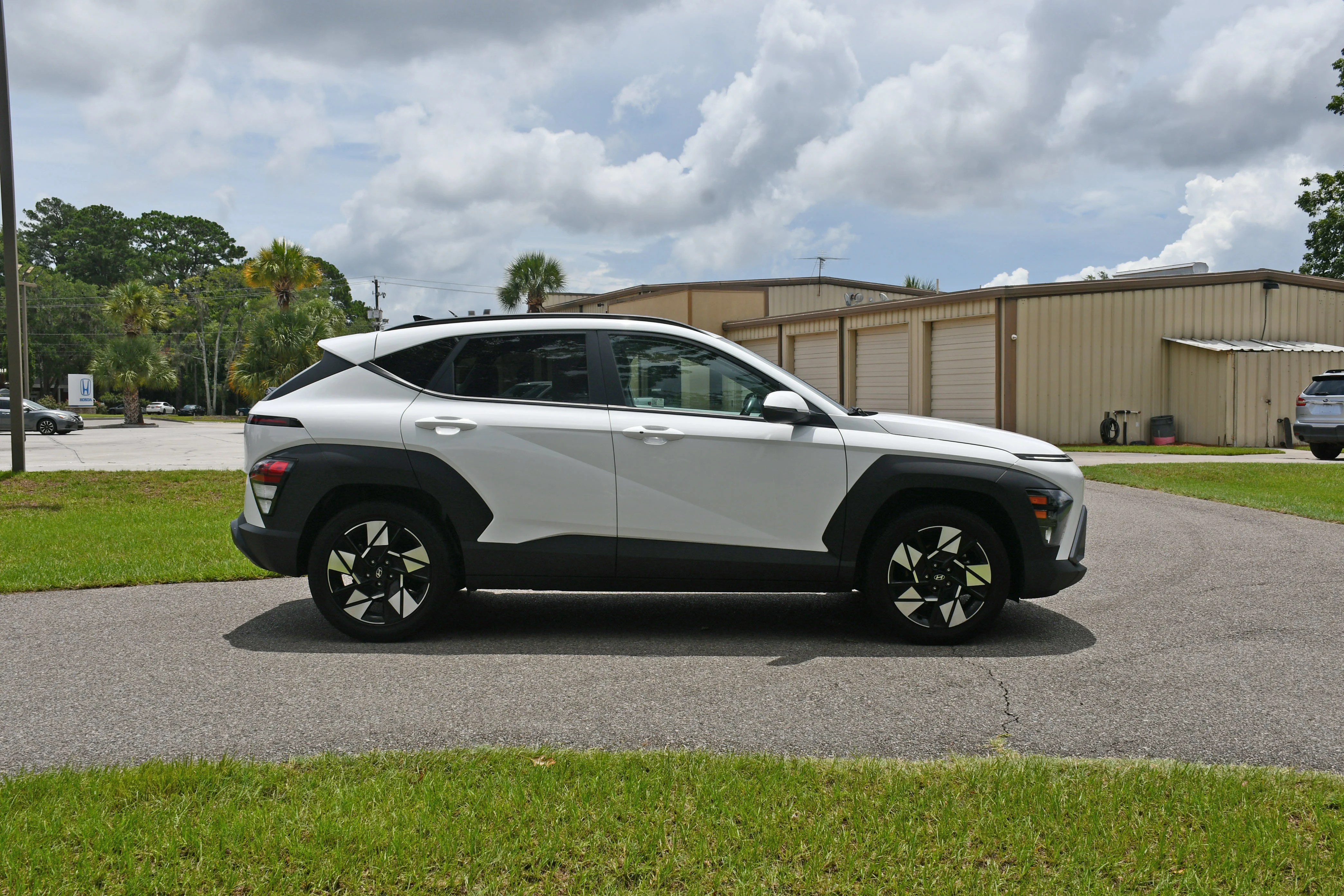 Used 2025 White Hyundai SEL image 4